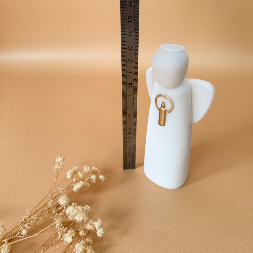 Ange à la lumière en albâtre
