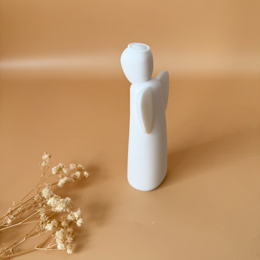 Ange à la lumière en albâtre