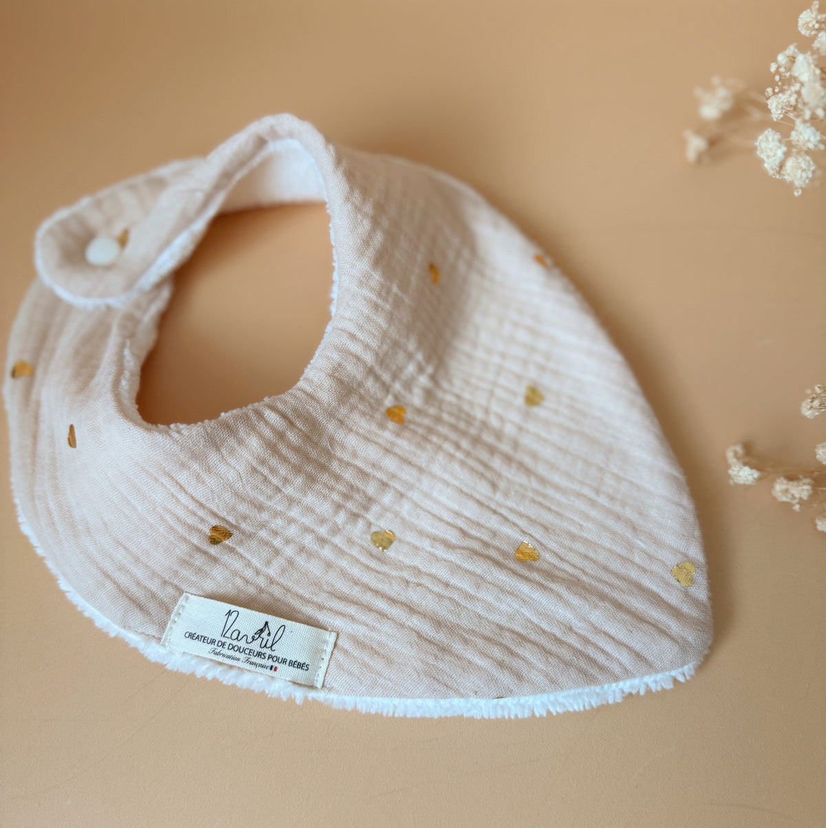 Bavoir BandaChic personnalisé - Motif Coeurs doré fond sable