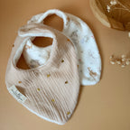 Bavoir BandaChic personnalisé - Motif Coeurs doré fond sable
