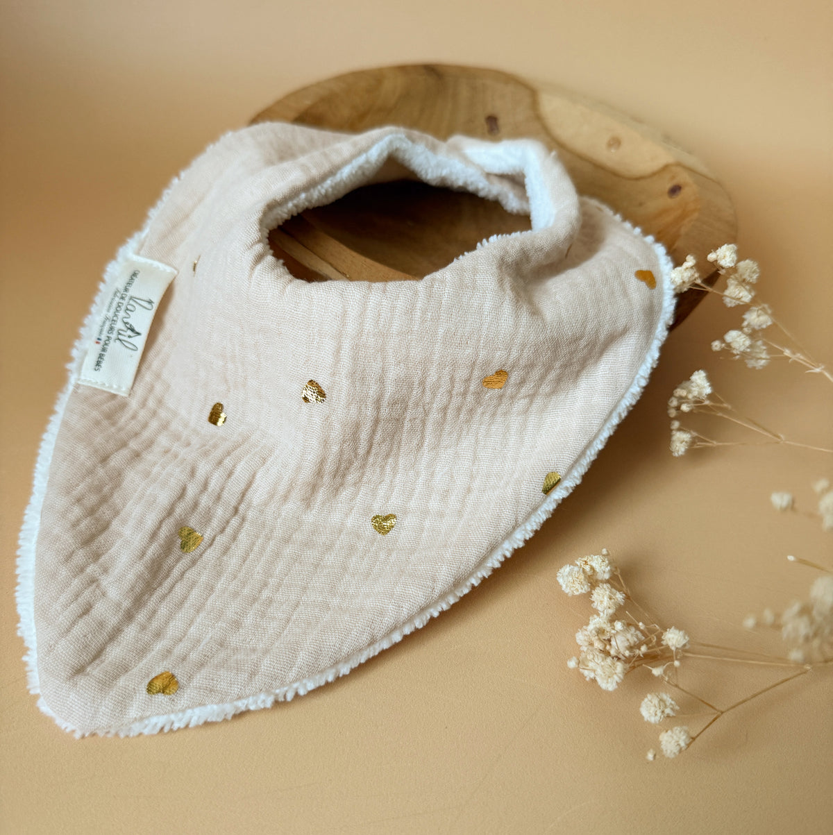 Bavoir BandaChic personnalisé - Motif Coeurs doré fond sable