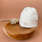 Le bonnet de naissance personnalisé pour bébé en maille côtelée est l'accessoire idéal pour les premiers jours de votre nouveau-né. Confectionné avec soin dans un jersey de coton côtelé , ce bonnet offre à votre bébé douceur et confort incomparables. Il est fabriqué dans l’un de nos ateliers partenaires français. Nous conseillons ce modèle de bonnet plus léger pour les naissances prévues de mai à septembre.  Un cadeau parfaitement adapté pour accueillir votre petit trésor dans le monde avec tendresse et dou