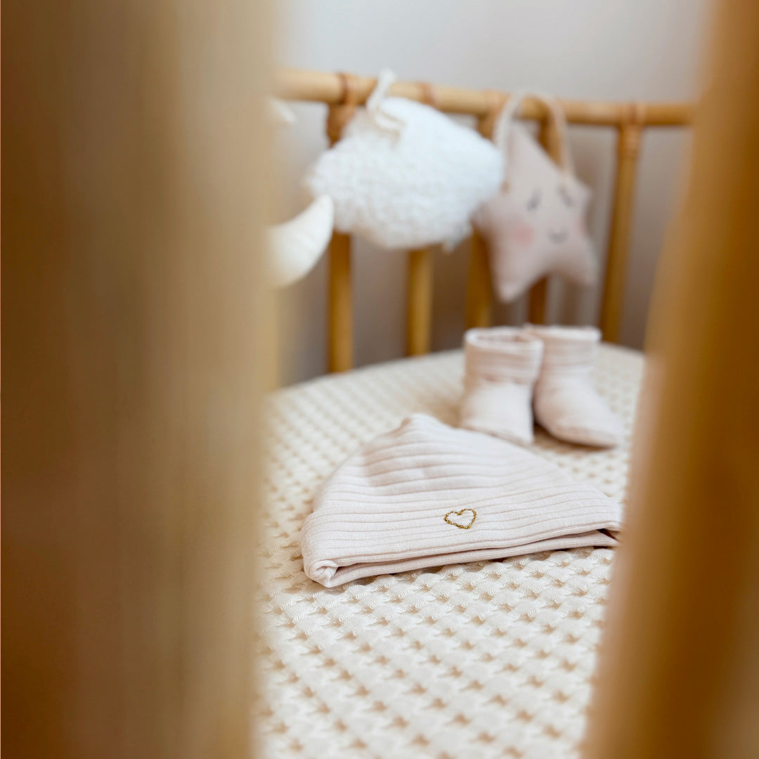 Le bonnet de naissance personnalisé pour bébé en maille côtelée est l'accessoire idéal pour les premiers jours de votre nouveau-né. Confectionné avec soin dans un jersey de coton côtelé , ce bonnet offre à votre bébé douceur et confort incomparables. Il est fabriqué dans l’un de nos ateliers partenaires français. Nous conseillons ce modèle de bonnet plus léger pour les naissances prévues de mai à septembre.  Un cadeau parfaitement adapté pour accueillir votre petit trésor dans le monde avec tendresse et dou