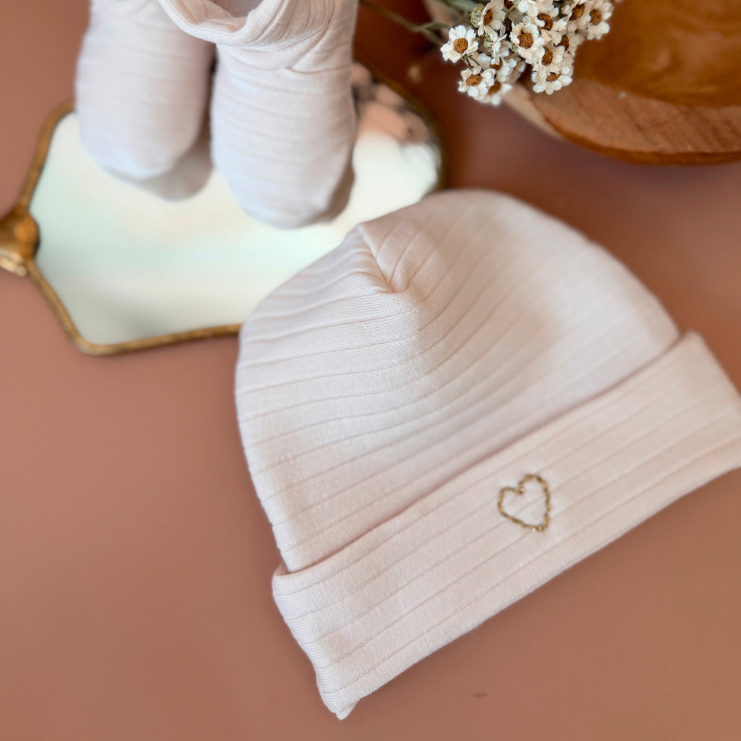 Le bonnet de naissance personnalisé pour bébé en maille côtelée est l'accessoire idéal pour les premiers jours de votre nouveau-né. Confectionné avec soin dans un jersey de coton côtelé , ce bonnet offre à votre bébé douceur et confort incomparables. Il est fabriqué dans l’un de nos ateliers partenaires français. Nous conseillons ce modèle de bonnet plus léger pour les naissances prévues de mai à septembre.  Un cadeau parfaitement adapté pour accueillir votre petit trésor dans le monde avec tendresse et dou