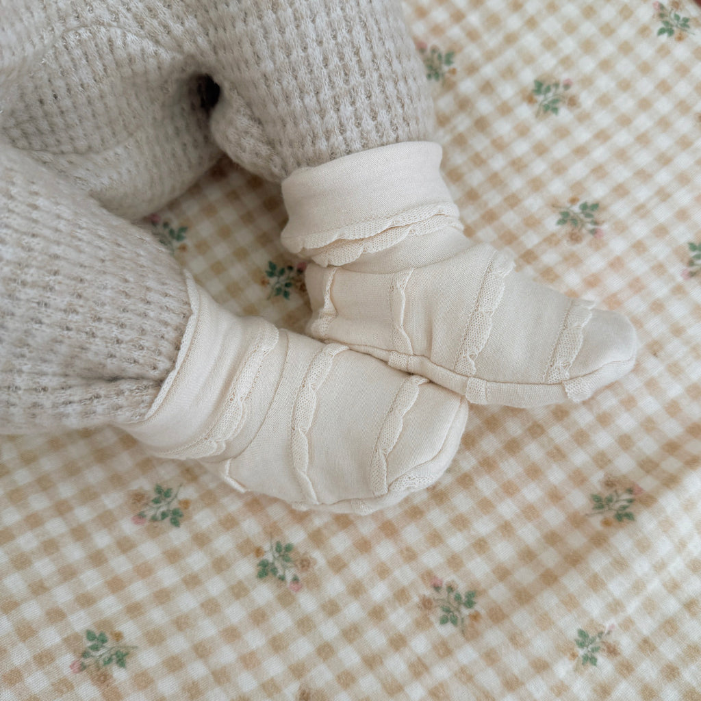 Chaussons de Naissance en jersey de coton écru festonné - Initiale