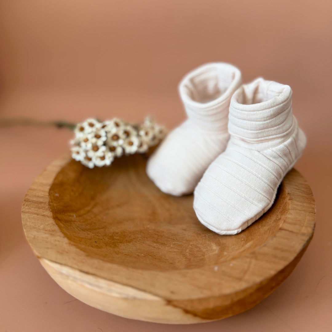 Les premiers jours de bébé sont précieux, et chaque détail compte pour assurer son confort et sa chaleur. Les chaussons en jersey côtelé  réchaufferont de manière tempéré les petits pieds de votre tout-petit pour ces premiers jours. Confectionné avec soin dans un jersey de coton côtelé, ils offrent à votre bébé douceur et confort incomparables. Ils sont fabriqués dans l’un de nos ateliers partenaires français. Un cadeau parfaitement adapté pour accueillir votre petit trésor dans le monde avec tendresse et d