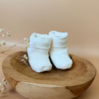 Les premiers jours de bébé sont précieux, et chaque détail compte pour assurer son confort et sa chaleur. Les chaussons en maille éponge côtelée réchaufferont les petits pieds de votre tout-petit pour ces premiers jours. Confectionné avec soin dans une maille éponge côtelée, ils offrent à votre bébé douceur et confort incomparables. Ils sont fabriqués dans l’un de nos ateliers partenaires français. Un cadeau parfaitement adapté pour accueillir votre petit trésor dans le monde avec tendresse et douceur. Grâc