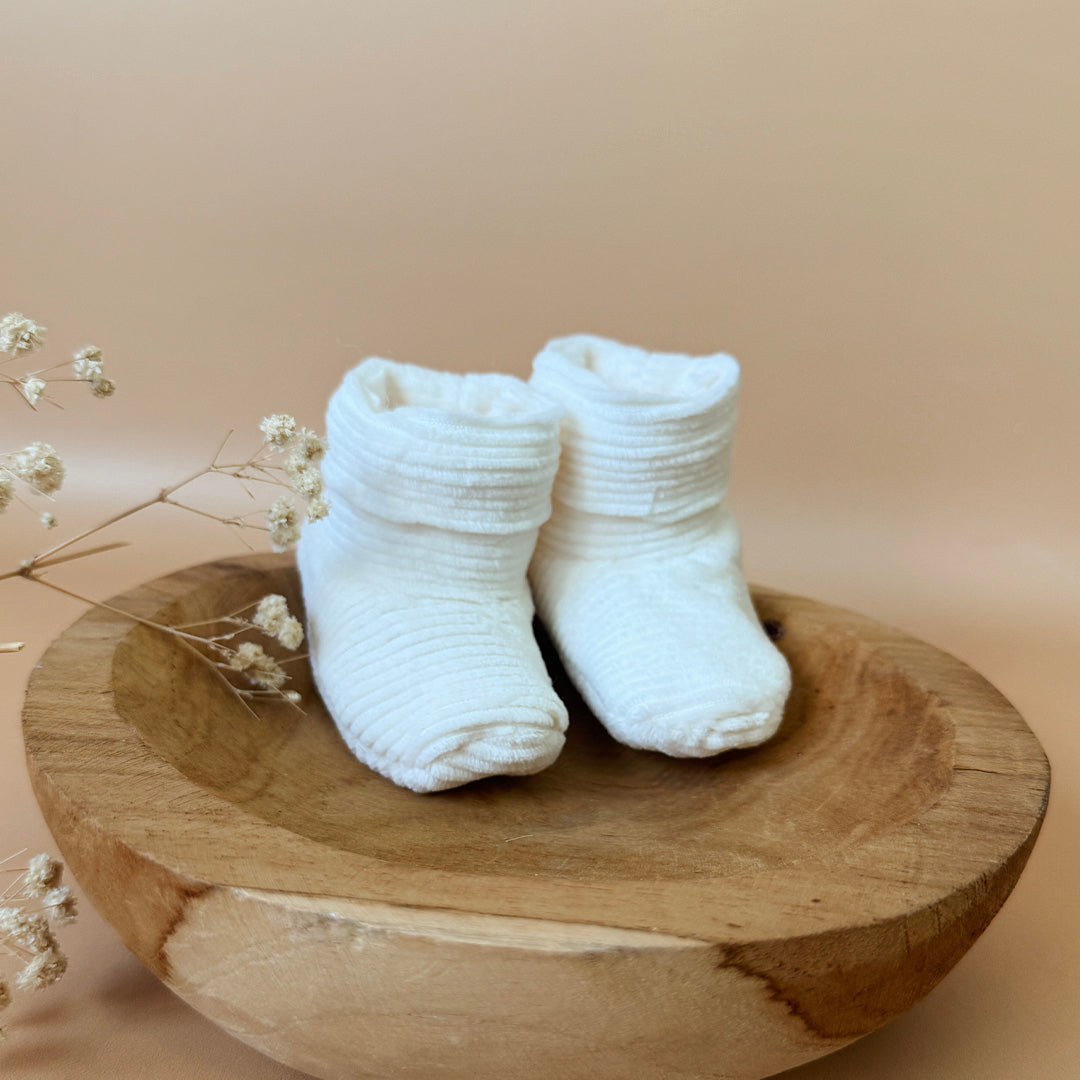 Les premiers jours de bébé sont précieux, et chaque détail compte pour assurer son confort et sa chaleur. Les chaussons en maille éponge côtelée réchaufferont les petits pieds de votre tout-petit pour ces premiers jours. Confectionné avec soin dans une maille éponge côtelée, ils offrent à votre bébé douceur et confort incomparables. Ils sont fabriqués dans l’un de nos ateliers partenaires français. Un cadeau parfaitement adapté pour accueillir votre petit trésor dans le monde avec tendresse et douceur. Grâc