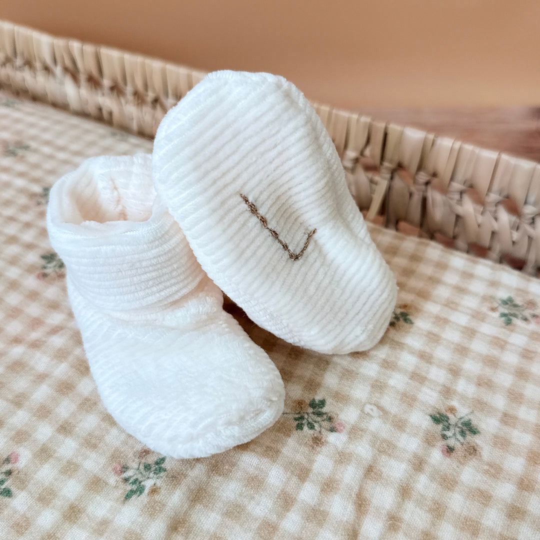 Les premiers jours de bébé sont précieux, et chaque détail compte pour assurer son confort et sa chaleur. Les chaussons en maille éponge côtelée réchaufferont les petits pieds de votre tout-petit pour ces premiers jours. Confectionné avec soin dans une maille éponge côtelée, ils offrent à votre bébé douceur et confort incomparables. Ils sont fabriqués dans l’un de nos ateliers partenaires français. Un cadeau parfaitement adapté pour accueillir votre petit trésor dans le monde avec tendresse et douceur. Grâc