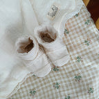 Chaussons de Naissance en jersey de coton écru festonné - Initiale