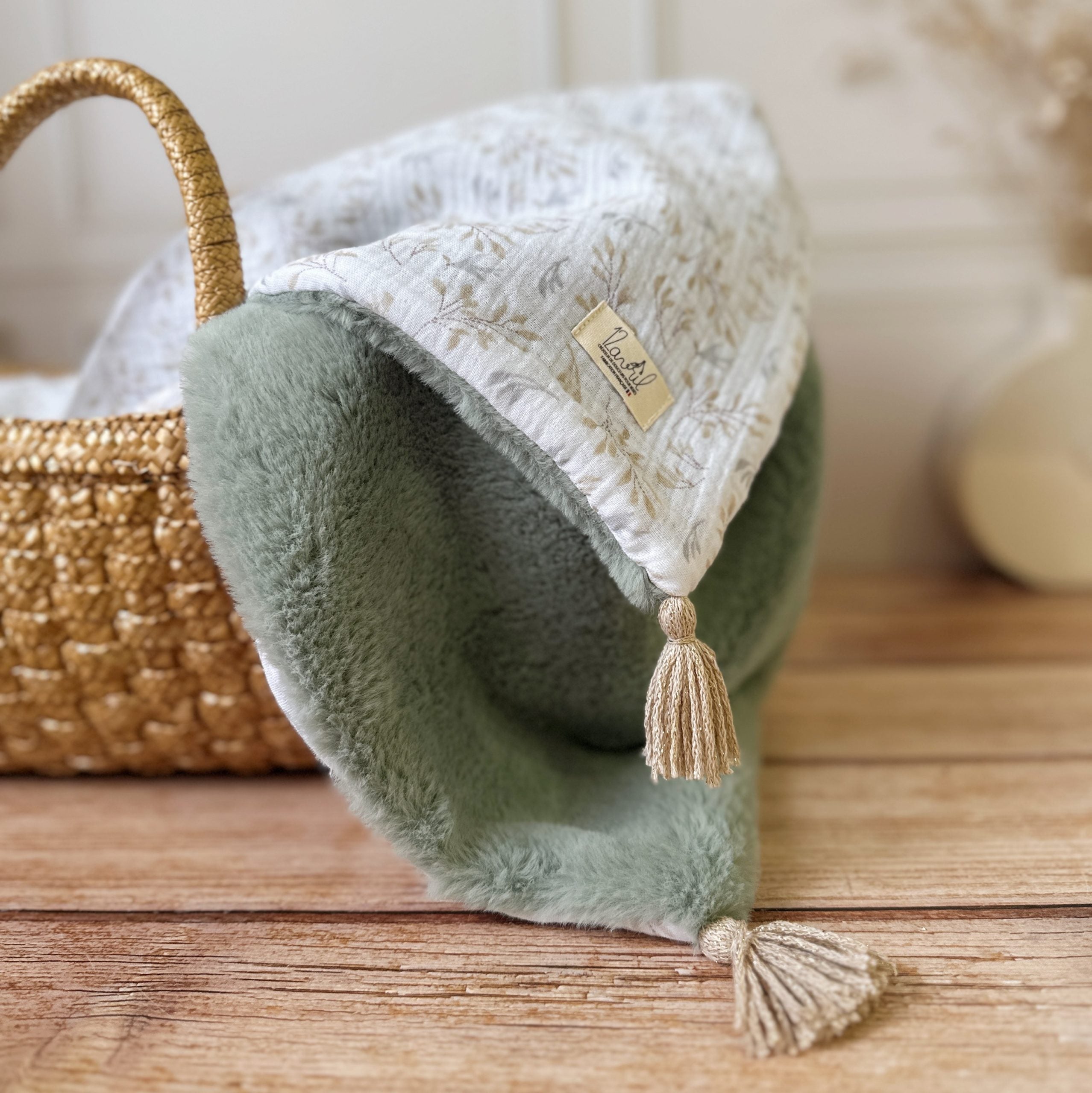 sortie du ventre de maman. C'est pourquoi nous avons conçu cette couverture chaude spéciale “bébé d’hiver”. Dès son arrivée, bébé passe d'un environnement clos de 37°C à une température extérieure souvent très basse en hiver. C'est pour cela que nos couvertures d'hiver sont idéales pour réguler et maintenir une bonne température pour le corps de bébé.  Cette grande couverture pourra également être utilisée en descente de lit quand bébé sera plus grand. Cette couverture est idéale pour bien réchauffer les bé