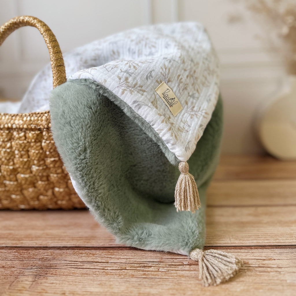 sortie du ventre de maman. C'est pourquoi nous avons conçu cette couverture chaude spéciale “bébé d’hiver”. Dès son arrivée, bébé passe d'un environnement clos de 37°C à une température extérieure souvent très basse en hiver. C'est pour cela que nos couvertures d'hiver sont idéales pour réguler et maintenir une bonne température pour le corps de bébé.  Cette grande couverture pourra également être utilisée en descente de lit quand bébé sera plus grand. Cette couverture est idéale pour bien réchauffer les bé