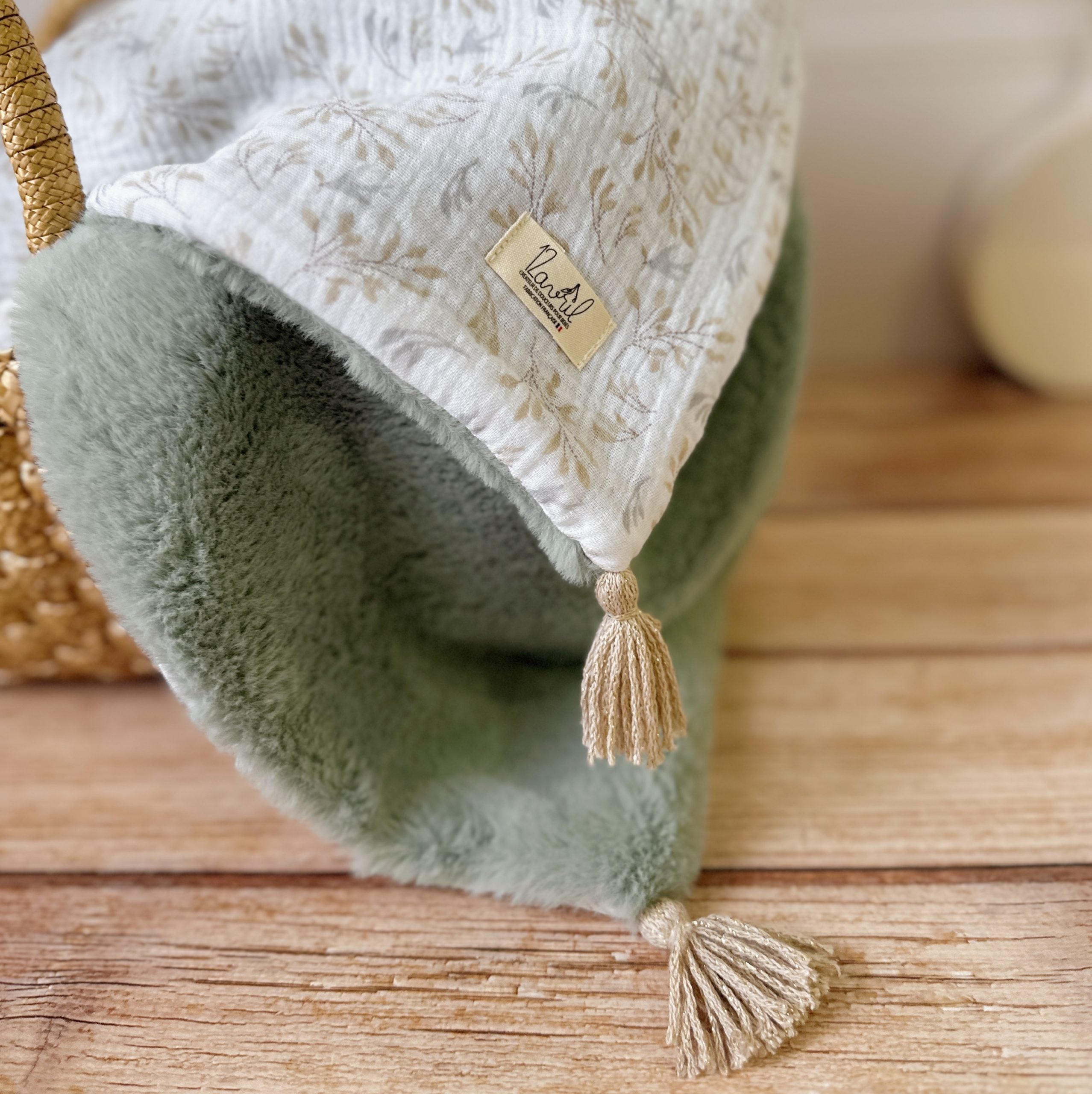 sortie du ventre de maman. C'est pourquoi nous avons conçu cette couverture chaude spéciale “bébé d’hiver”. Dès son arrivée, bébé passe d'un environnement clos de 37°C à une température extérieure souvent très basse en hiver. C'est pour cela que nos couvertures d'hiver sont idéales pour réguler et maintenir une bonne température pour le corps de bébé.  Cette grande couverture pourra également être utilisée en descente de lit quand bébé sera plus grand. Cette couverture est idéale pour bien réchauffer les bé