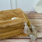 Couverture d'hiver ultra chaude en double fourrure 100% fait main La petite histoire de notre couverture spéciale "bébé d’hiver" Offrez à votre bébé un cocon de douceur et de chaleur avec cette couverture en double face de fausse fourrure. Conçue pour envelopper délicatement les tout-petits, cette couverture extra chaude est parfaite pour l’hiver, garantissant un confort optimal à chaque moment de repos ou de promenade. Utilisation : Cette couverture est parfaite pour : Les siestes dans le berceau ou la pou