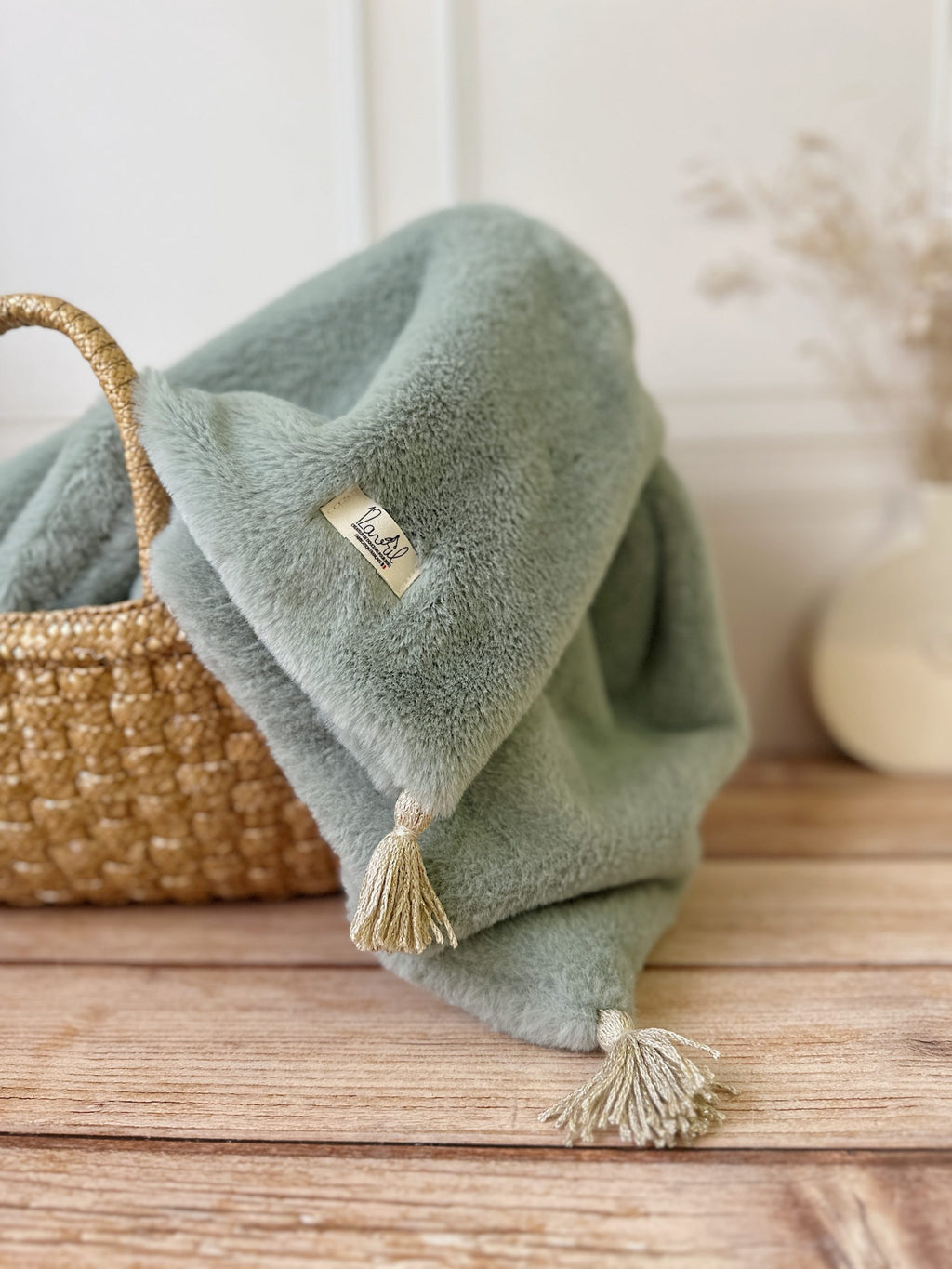 Couverture d'hiver ultra chaude en double fourrure 100% fait main La petite histoire de notre couverture spéciale "bébé d’hiver" Offrez à votre bébé un cocon de douceur et de chaleur avec cette couverture en double face de fausse fourrure. Conçue pour envelopper délicatement les tout-petits, cette couverture extra chaude est parfaite pour l’hiver, garantissant un confort optimal à chaque moment de repos ou de promenade. Utilisation : Cette couverture est parfaite pour : Les siestes dans le berceau ou la pou