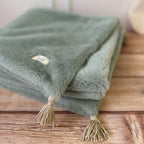 Couverture d'hiver ultra chaude en double fourrure 100% fait main La petite histoire de notre couverture spéciale "bébé d’hiver" Offrez à votre bébé un cocon de douceur et de chaleur avec cette couverture en double face de fausse fourrure. Conçue pour envelopper délicatement les tout-petits, cette couverture extra chaude est parfaite pour l’hiver, garantissant un confort optimal à chaque moment de repos ou de promenade. Utilisation : Cette couverture est parfaite pour : Les siestes dans le berceau ou la pou