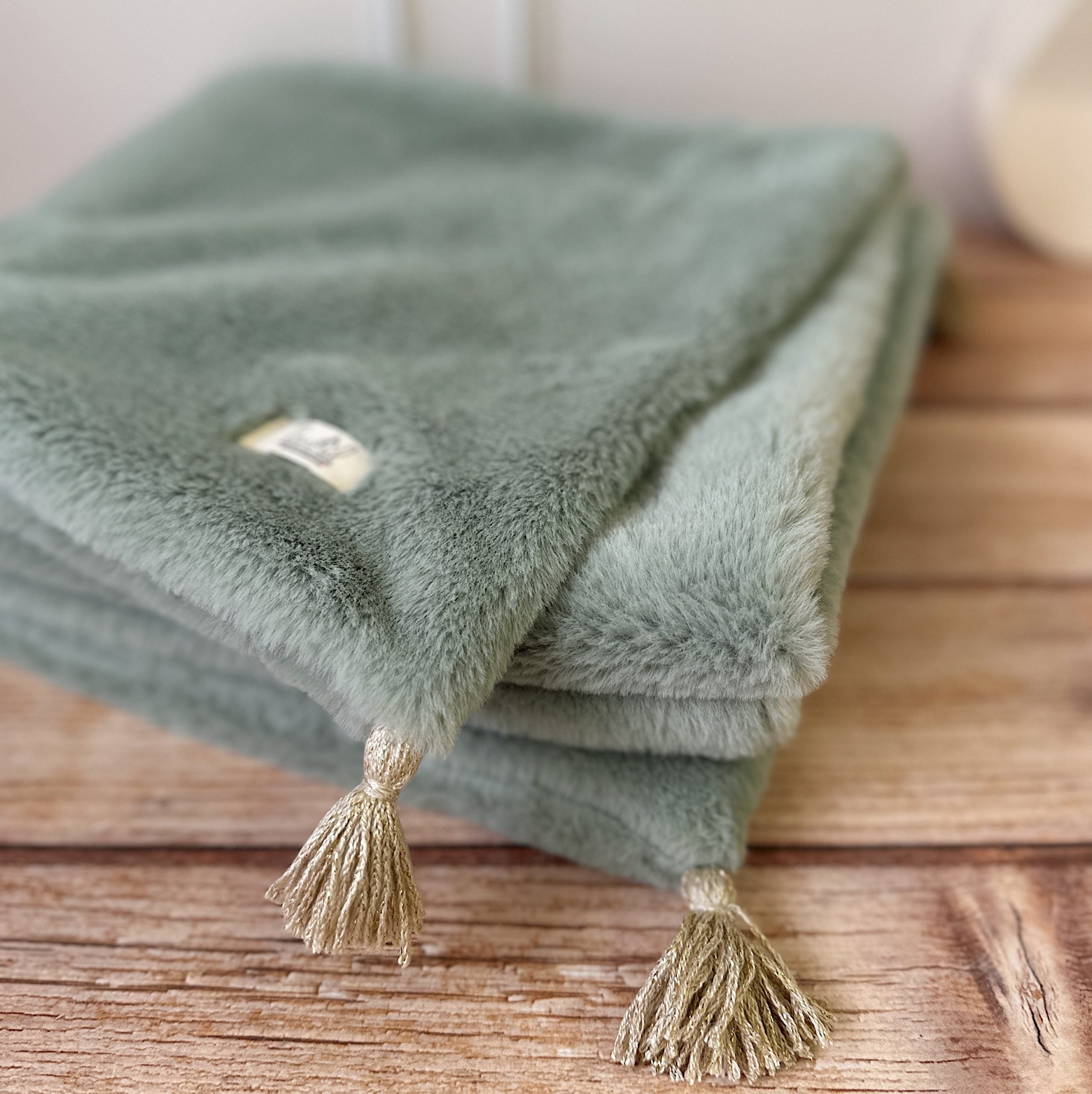 Couverture d'hiver ultra chaude en double fourrure 100% fait main La petite histoire de notre couverture spéciale "bébé d’hiver" Offrez à votre bébé un cocon de douceur et de chaleur avec cette couverture en double face de fausse fourrure. Conçue pour envelopper délicatement les tout-petits, cette couverture extra chaude est parfaite pour l’hiver, garantissant un confort optimal à chaque moment de repos ou de promenade. Utilisation : Cette couverture est parfaite pour : Les siestes dans le berceau ou la pou