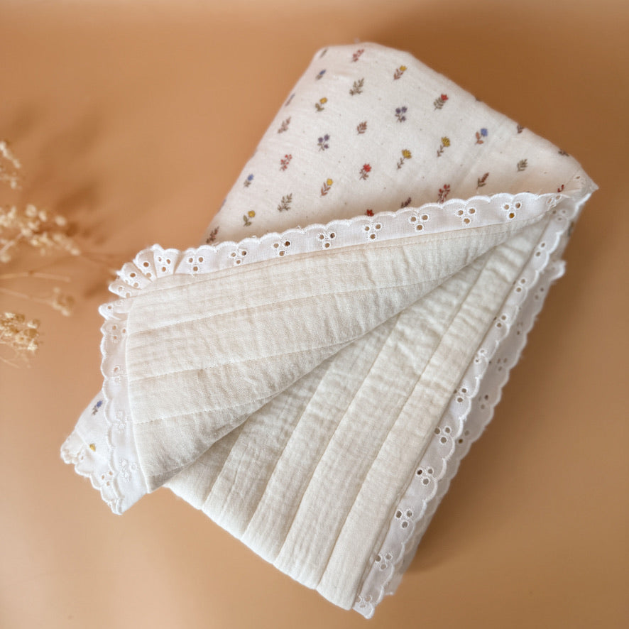 Couverture d’été dentelée en gaze 100% coton matelassé  - Motif Petites Fleurs