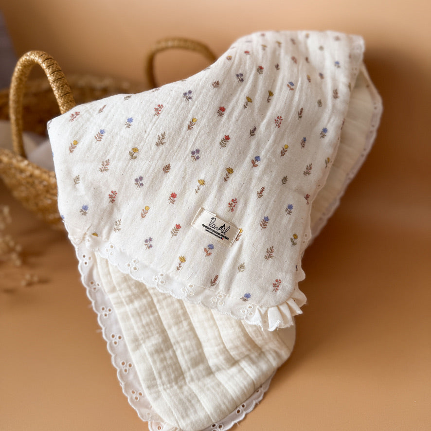 Couverture d’été dentelée en gaze 100% coton matelassé  - Motif Petites Fleurs
