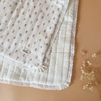 Couverture d’été dentelée en gaze 100% coton matelassé  - Motif Petites Fleurs
