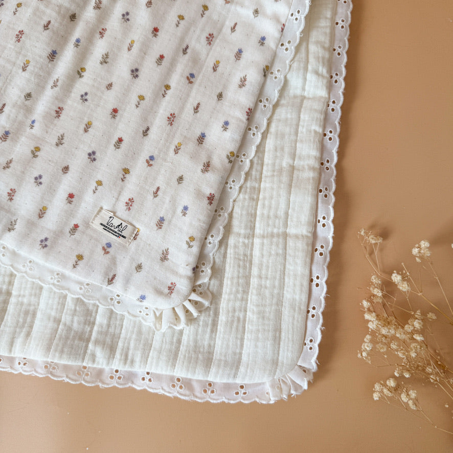 Couverture d’été dentelée en gaze 100% coton matelassé  - Motif Petites Fleurs