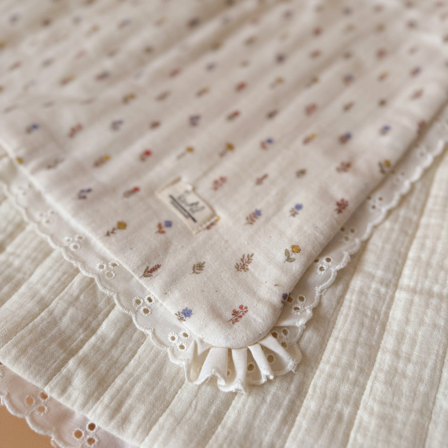 Couverture d’été dentelée en gaze 100% coton matelassé  - Motif Petites Fleurs