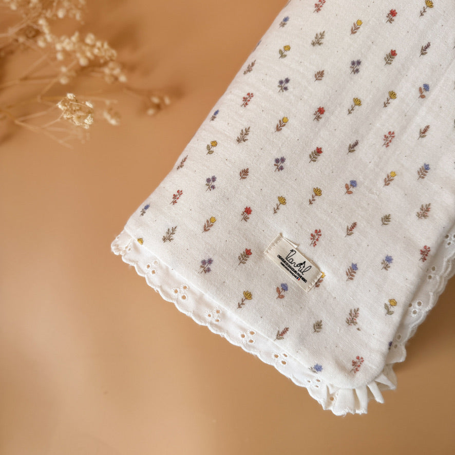 Couverture d’été dentelée en gaze 100% coton matelassé  - Motif Petites Fleurs