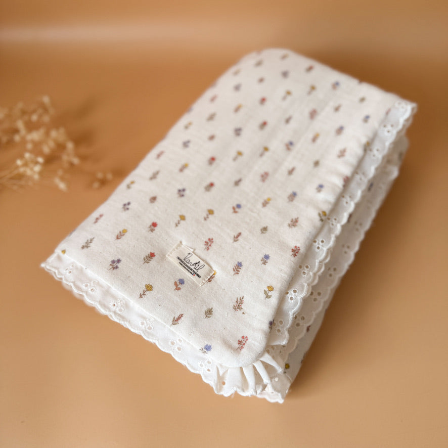 Couverture d’été dentelée en gaze 100% coton matelassé  - Motif Petites Fleurs