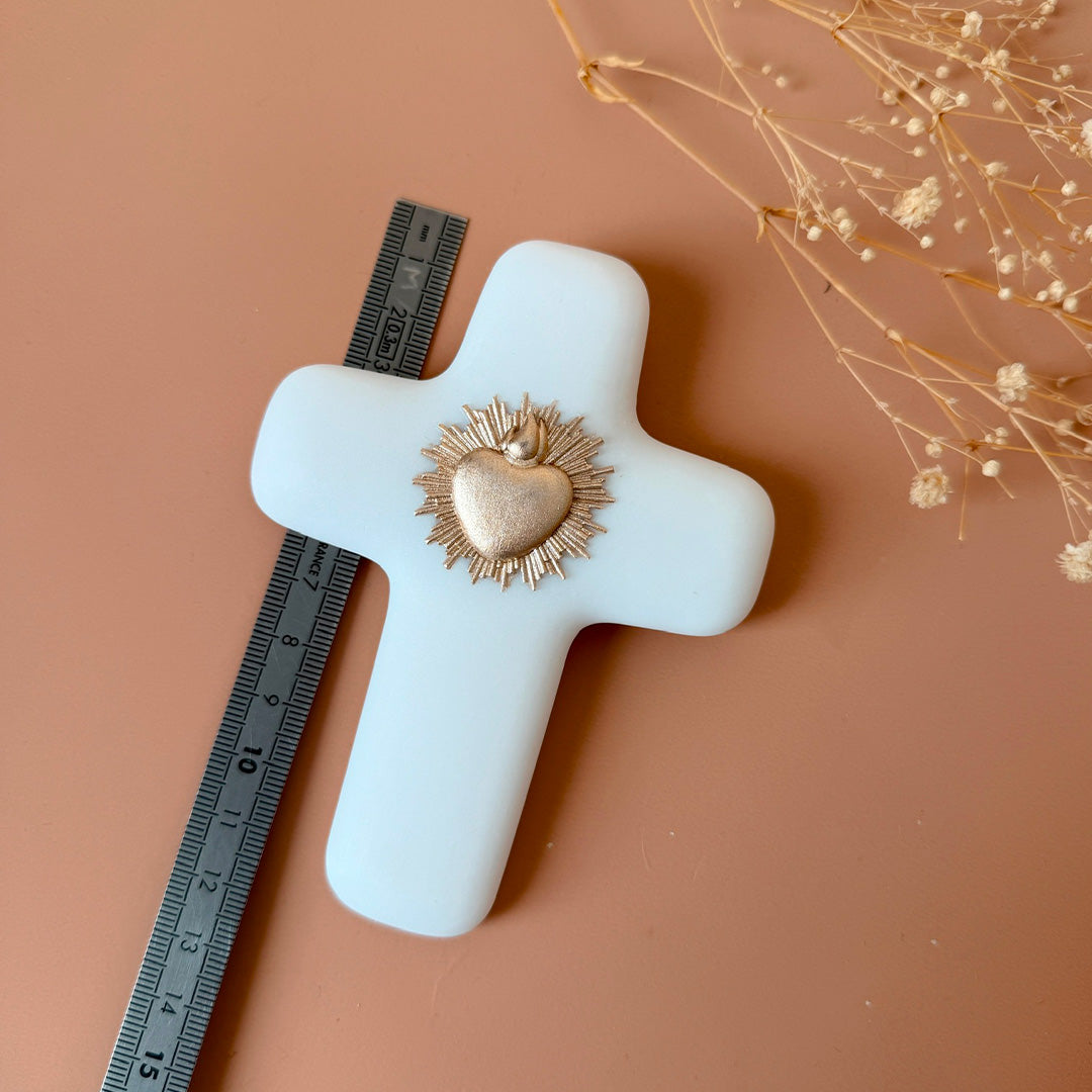 Offrez un symbole de foi, d'élégance et de raffinement avec cette magnifique croix en albâtre blanche. Chaque pièce est finement sculptée pour offrir une finition lisse et délicate, alliant pureté et sérénité. Ornée d’un petit symbole ex voto en blanc ou en doré, elle apporte une touche de spiritualité tout en étant une œuvre d’art intemporelle. Idéale pour un baptême, une communion ou en décoration sur un mur, cette croix est bien plus qu’un simple objet religieux : elle est une véritable déclaration de fo