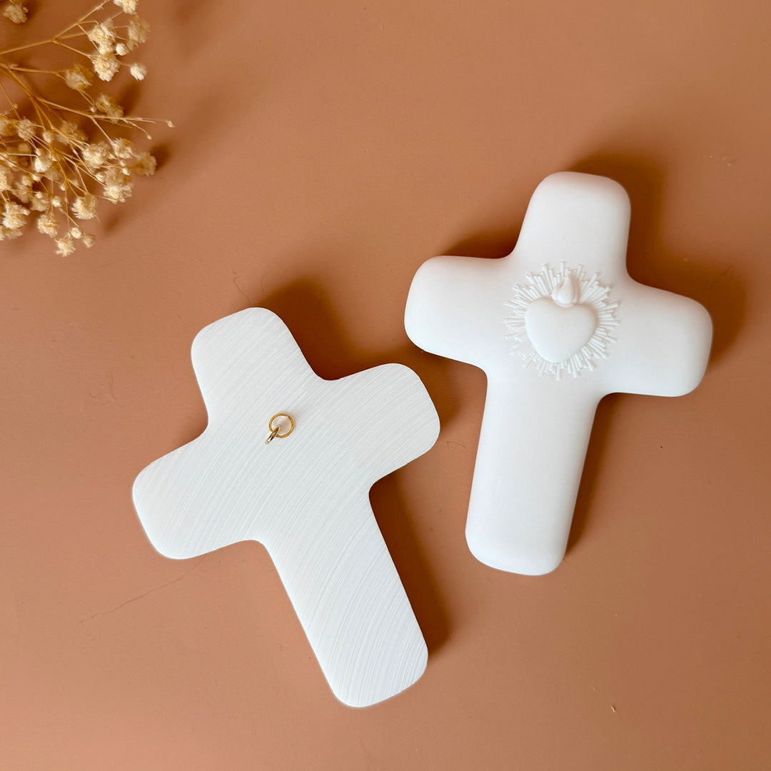 Offrez un symbole de foi, d'élégance et de raffinement avec cette magnifique croix en albâtre blanche. Chaque pièce est finement sculptée pour offrir une finition lisse et délicate, alliant pureté et sérénité. Ornée d’un petit symbole ex voto en blanc ou en doré, elle apporte une touche de spiritualité tout en étant une œuvre d’art intemporelle. Idéale pour un baptême, une communion ou en décoration sur un mur, cette croix est bien plus qu’un simple objet religieux : elle est une véritable déclaration de fo