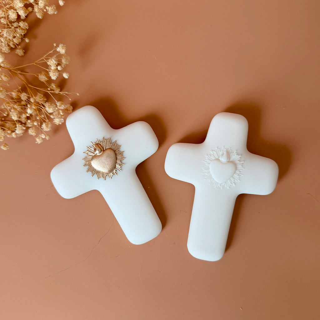 Offrez un symbole de foi, d'élégance et de raffinement avec cette magnifique croix en albâtre blanche. Chaque pièce est finement sculptée pour offrir une finition lisse et délicate, alliant pureté et sérénité. Ornée d’un petit symbole ex voto en blanc ou en doré, elle apporte une touche de spiritualité tout en étant une œuvre d’art intemporelle. Idéale pour un baptême, une communion ou en décoration sur un mur, cette croix est bien plus qu’un simple objet religieux : elle est une véritable déclaration de fo