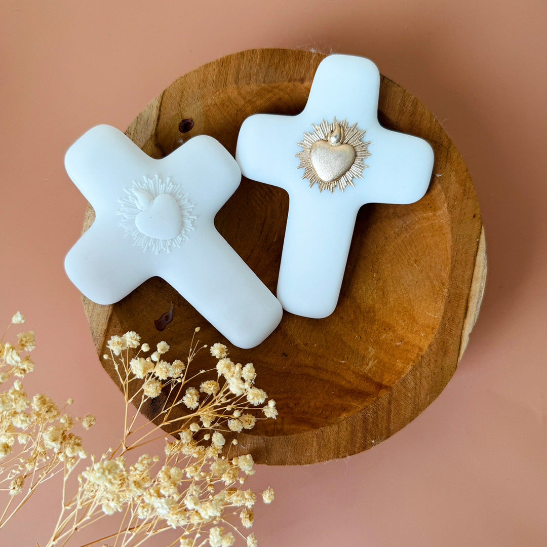 Offrez un symbole de foi, d'élégance et de raffinement avec cette magnifique croix en albâtre blanche. Chaque pièce est finement sculptée pour offrir une finition lisse et délicate, alliant pureté et sérénité. Ornée d’un petit symbole ex voto en blanc ou en doré, elle apporte une touche de spiritualité tout en étant une œuvre d’art intemporelle. Idéale pour un baptême, une communion ou en décoration sur un mur, cette croix est bien plus qu’un simple objet religieux : elle est une véritable déclaration de fo