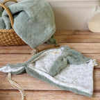 Quoi de mieux qu'un petit triangle tout doux,  avec deux petites oreilles à malaxer. Ce doudou lange fourrure a été créé grâce à vos retours. Bébé adore sa couverture mais c'est parfois difficile à transporter ? Bébé pourra le serrer fort contre lui et sentir son extrême douceur qui reprend les mêmes tissus que nos couvertures . Ce doudou est réalisé en gaze de coton biologique et en fausse fourrure extra douce. Une association idéale pour un doudou ultra câlin! Compléter votre achat avec notre couverture m