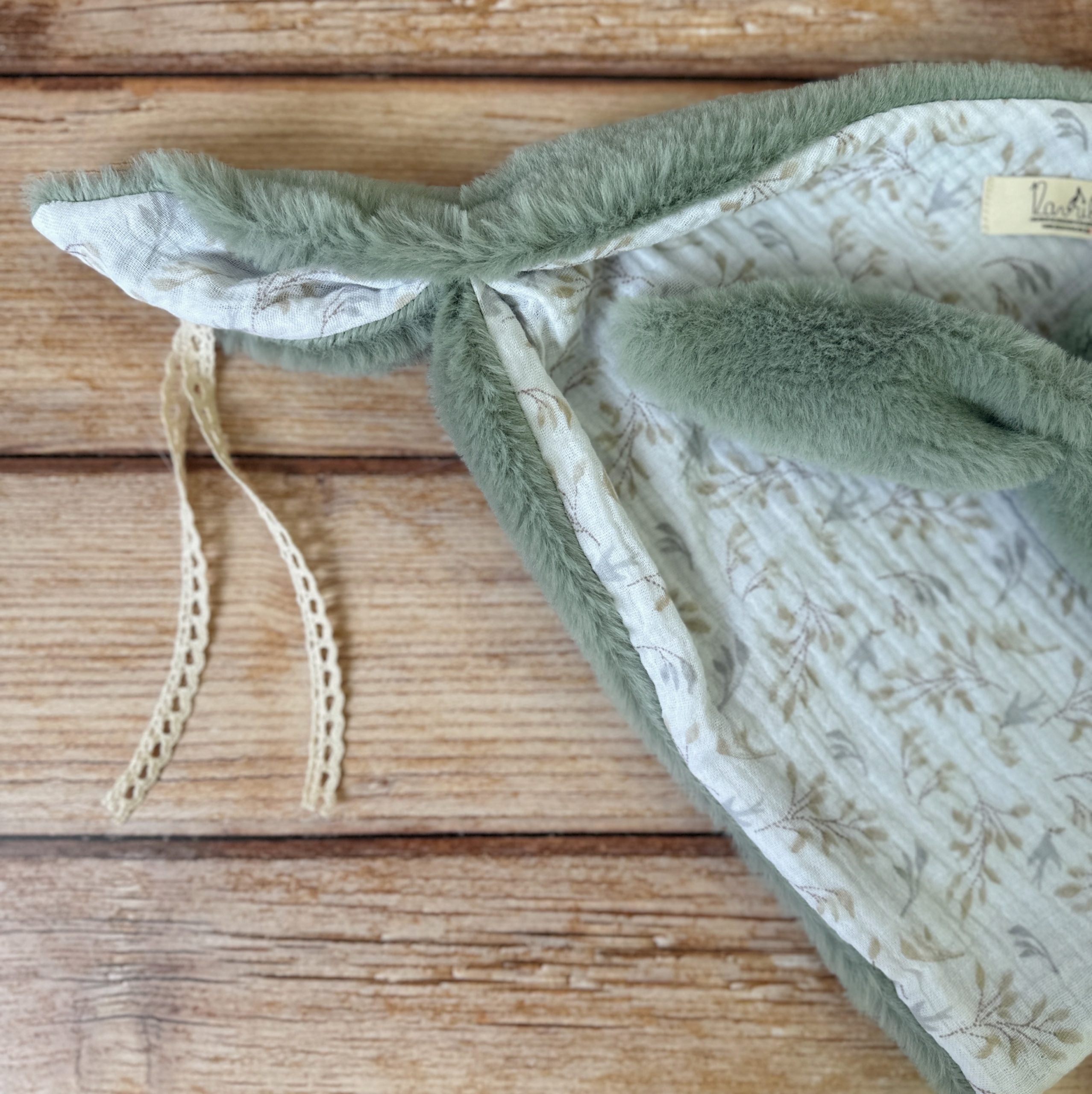 Quoi de mieux qu'un petit triangle tout doux,  avec deux petites oreilles à malaxer. Ce doudou lange fourrure a été créé grâce à vos retours. Bébé adore sa couverture mais c'est parfois difficile à transporter ? Bébé pourra le serrer fort contre lui et sentir son extrême douceur qui reprend les mêmes tissus que nos couvertures . Ce doudou est réalisé en gaze de coton biologique et en fausse fourrure extra douce. Une association idéale pour un doudou ultra câlin! Compléter votre achat avec notre couverture m