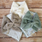 Quoi de mieux qu'un petit triangle tout doux,  avec deux petites oreilles à malaxer. Ce doudou lange fourrure a été créé grâce à vos retours. Bébé adore sa couverture mais c'est parfois difficile à transporter ? Bébé pourra le serrer fort contre lui et sentir son extrême douceur qui reprend les mêmes tissus que nos couvertures . Ce doudou est réalisé en gaze de coton biologique et en fausse fourrure extra douce. Une association idéale pour un doudou ultra câlin! Compléter votre achat avec notre couverture m