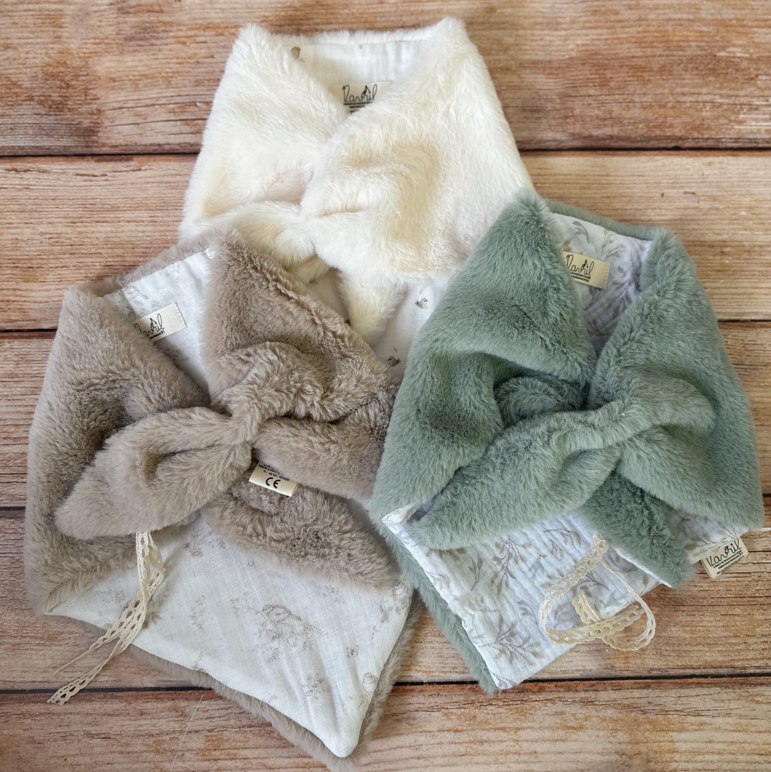 Quoi de mieux qu'un petit triangle tout doux,  avec deux petites oreilles à malaxer. Ce doudou lange fourrure a été créé grâce à vos retours. Bébé adore sa couverture mais c'est parfois difficile à transporter ? Bébé pourra le serrer fort contre lui et sentir son extrême douceur qui reprend les mêmes tissus que nos couvertures . Ce doudou est réalisé en gaze de coton biologique et en fausse fourrure extra douce. Une association idéale pour un doudou ultra câlin! Compléter votre achat avec notre couverture m