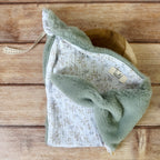 Quoi de mieux qu'un petit triangle tout doux,  avec deux petites oreilles à malaxer. Ce doudou lange fourrure a été créé grâce à vos retours. Bébé adore sa couverture mais c'est parfois difficile à transporter ? Bébé pourra le serrer fort contre lui et sentir son extrême douceur qui reprend les mêmes tissus que nos couvertures . Ce doudou est réalisé en gaze de coton biologique et en fausse fourrure extra douce. Une association idéale pour un doudou ultra câlin! Compléter votre achat avec notre couverture m