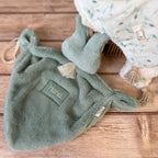 Quoi de mieux que de créer un doudou pensé par un enfant ? Alors c'est chose faite ! Nous avons demandé à notre petite mascotte, d'imaginer son doudou parfait : il serait en forme de lapin, extrêmement doux, avec une partie à cajoler. Le doudou lapin se compose d'une fourrure extra douce sur l'intégralité de son corps.  Une association idéale pour un doudou ultra-câlin.  Son petit plus : deux petits liens en dentelle vous permettront d’attacher une tétine si besoin. La dentelle peut légèrement varier d’un d