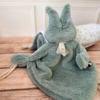 Quoi de mieux que de créer un doudou pensé par un enfant ? Alors c'est chose faite ! Nous avons demandé à notre petite mascotte, d'imaginer son doudou parfait : il serait en forme de lapin, extrêmement doux, avec une partie à cajoler. Le doudou lapin se compose d'une fourrure extra douce sur l'intégralité de son corps.  Une association idéale pour un doudou ultra-câlin.  Son petit plus : deux petits liens en dentelle vous permettront d’attacher une tétine si besoin. La dentelle peut légèrement varier d’un d