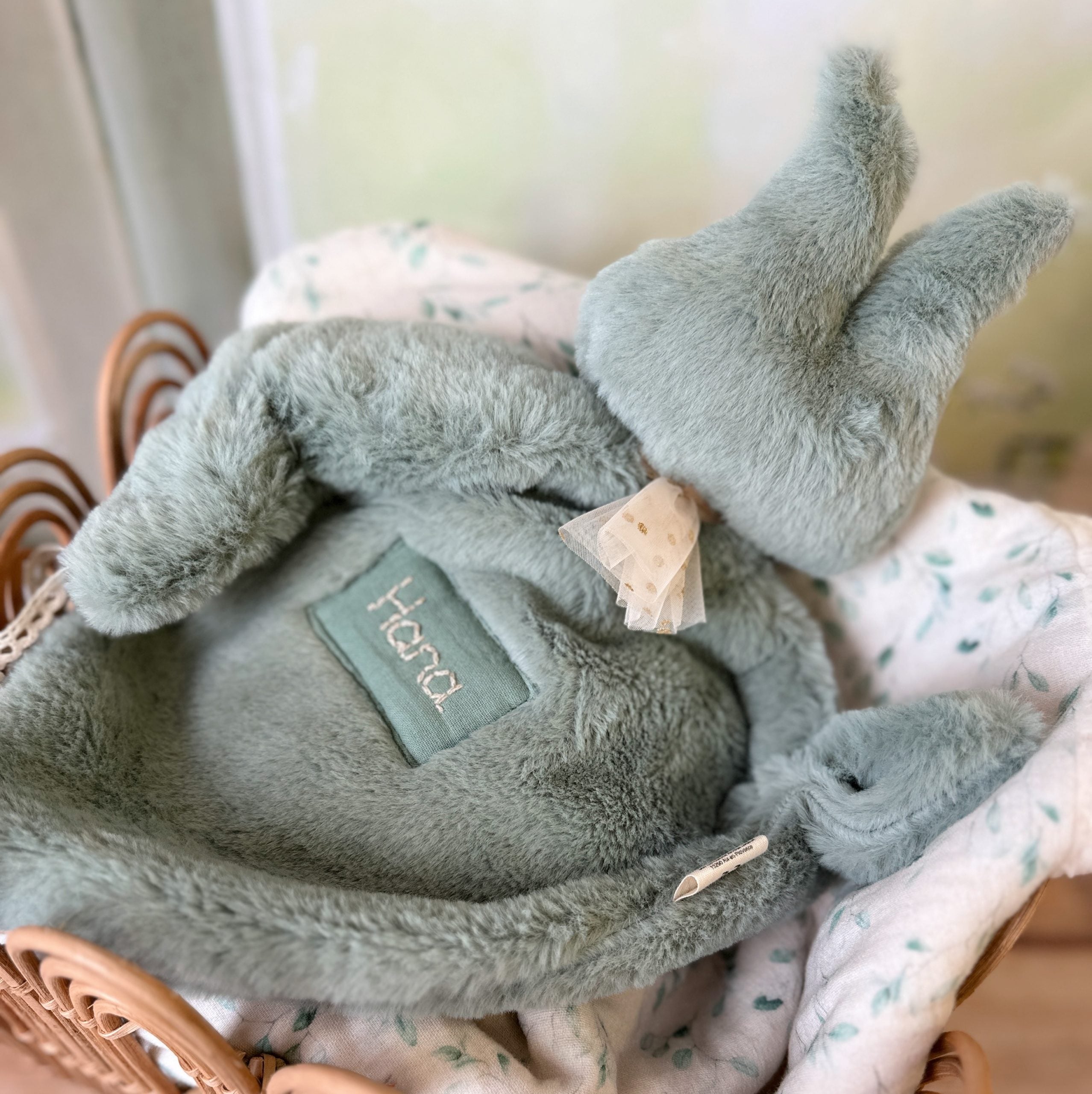 Quoi de mieux que de créer un doudou pensé par un enfant ? Alors c'est chose faite ! Nous avons demandé à notre petite mascotte, d'imaginer son doudou parfait : il serait en forme de lapin, extrêmement doux, avec une partie à cajoler. Le doudou lapin se compose d'une fourrure extra douce sur l'intégralité de son corps.  Une association idéale pour un doudou ultra-câlin.  Son petit plus : deux petits liens en dentelle vous permettront d’attacher une tétine si besoin. La dentelle peut légèrement varier d’un d