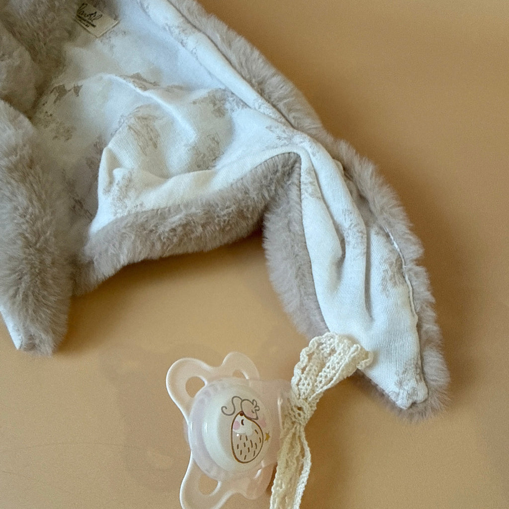 Doudou Lange Fourrure grège - Motif Toile de Jouy Biche