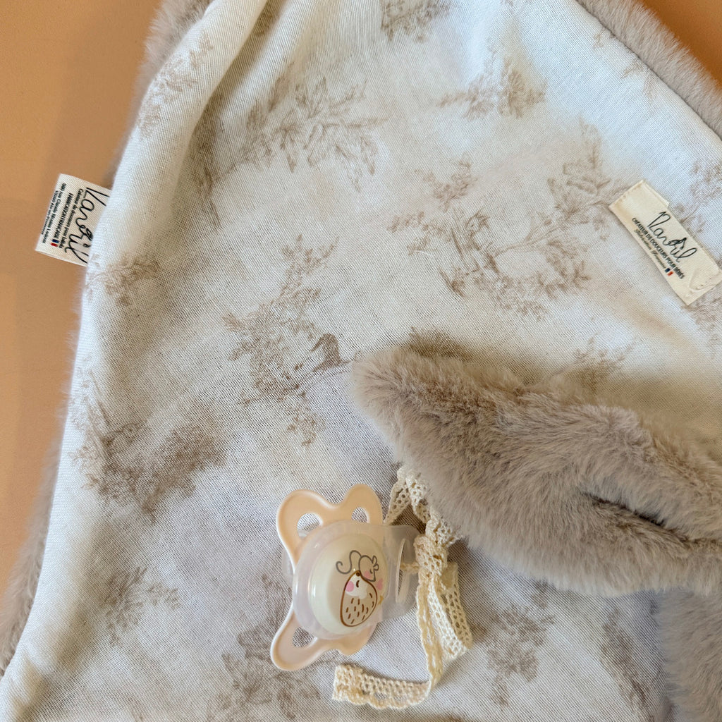 Doudou Lange Fourrure grège - Motif Toile de Jouy Biche