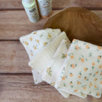 Ce lot de 4 grandes lingettes imprimées ( 14x14 cm) est idéale pour nettoyer bébé ( lors de sa toilette, repas, change ...) et même pour la toilette de toute la famille ! Nos lingettes sont conçues en 100% gaze de coton et micro éponge de bambou extra douce labellisée OekoTex (sans produits chimiques). Ce lot de 4 lingettes vous sera envoyé dans un joli pochon de satin afin de les transporter facilement.