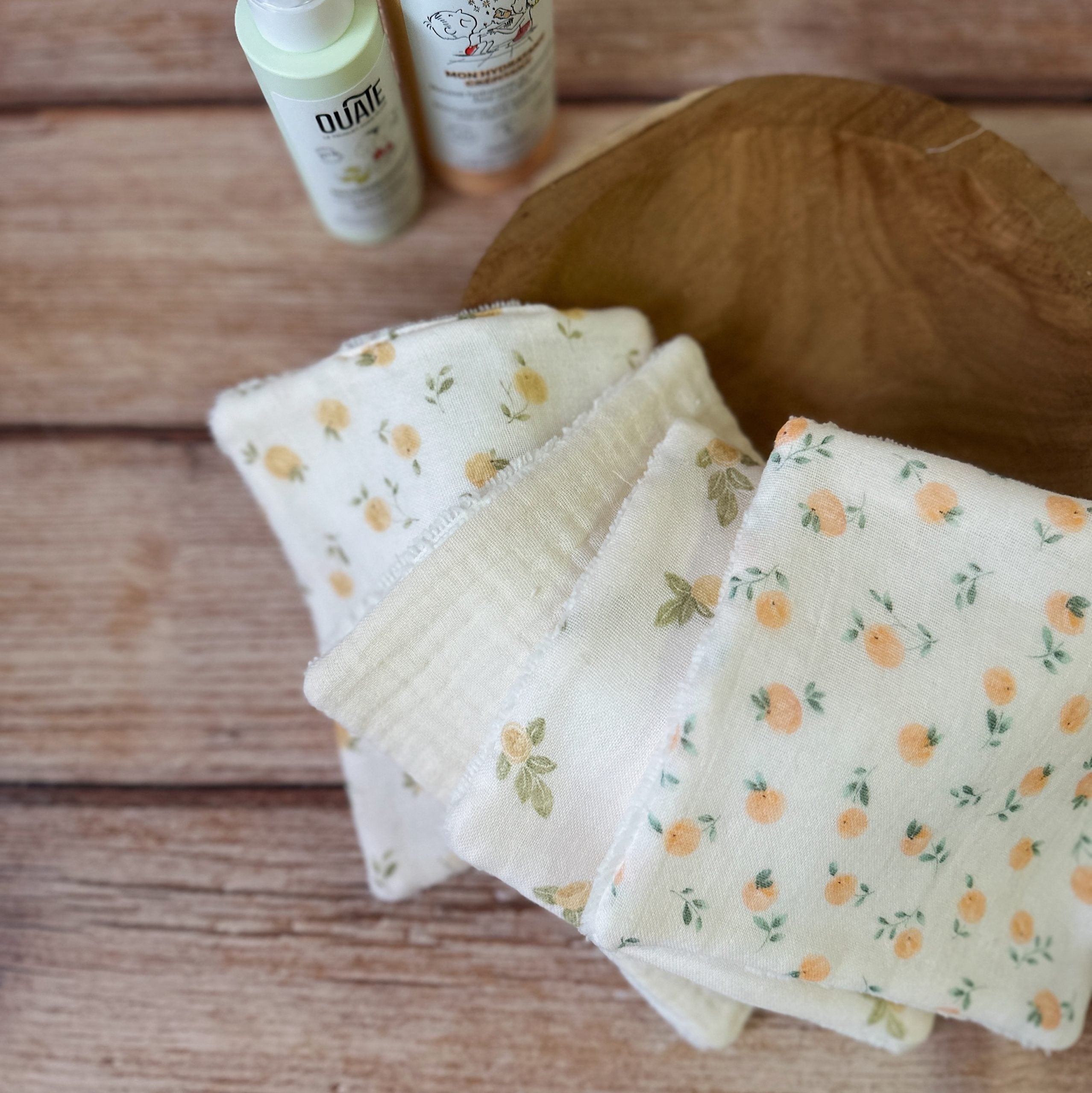 Ce lot de 4 grandes lingettes imprimées ( 14x14 cm) est idéale pour nettoyer bébé ( lors de sa toilette, repas, change ...) et même pour la toilette de toute la famille ! Nos lingettes sont conçues en 100% gaze de coton et micro éponge de bambou extra douce labellisée OekoTex (sans produits chimiques). Ce lot de 4 lingettes vous sera envoyé dans un joli pochon de satin afin de les transporter facilement.