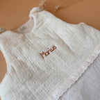Gigoteuse hiver avec prénom personnalisé - Fourrure douce et gaze de coton plumetis, dentelle broderie anglaise