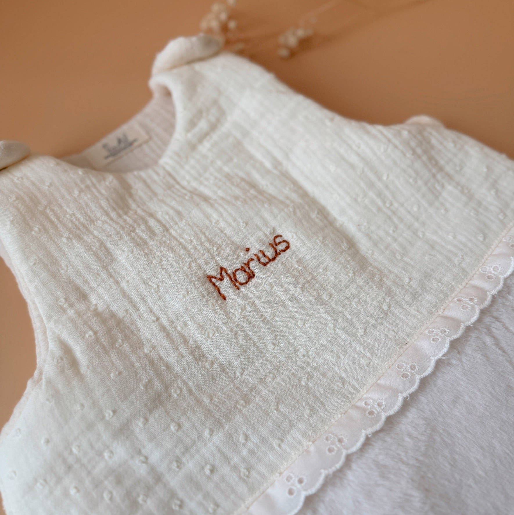 Gigoteuse hiver avec prénom personnalisé - Fourrure douce et gaze de coton plumetis, dentelle broderie anglaise