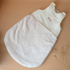 Gigoteuse hiver avec prénom personnalisé - Fourrure douce et gaze de coton plumetis, dentelle broderie anglaise
