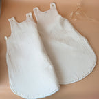 Gigoteuse hiver avec prénom personnalisé - Fourrure douce et gaze de coton plumetis, dentelle broderie anglaise