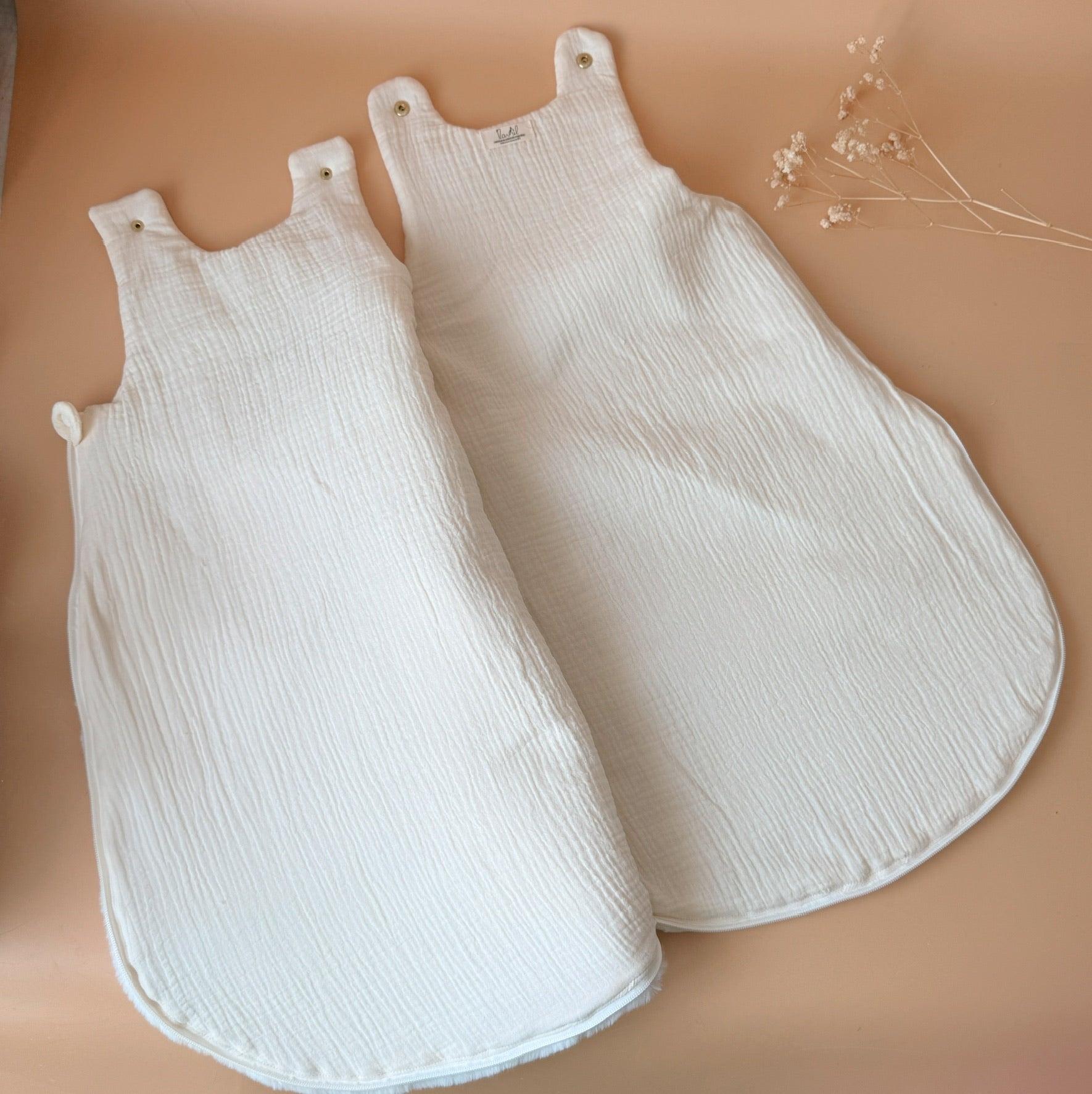Gigoteuse hiver avec prénom personnalisé - Fourrure douce et gaze de coton plumetis, dentelle broderie anglaise