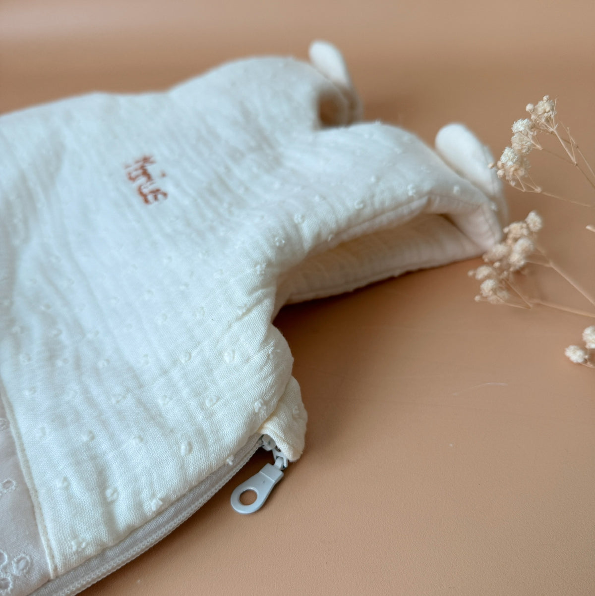 Gigoteuse hiver avec prénom personnalisé - Fourrure douce et gaze de coton plumetis, dentelle broderie anglaise